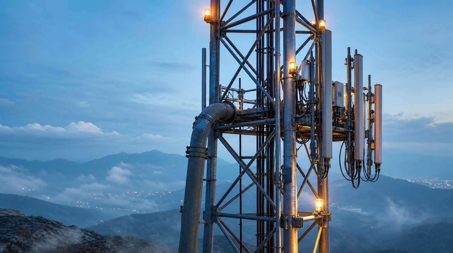 Şafak ışığında antenli telekom kulesi